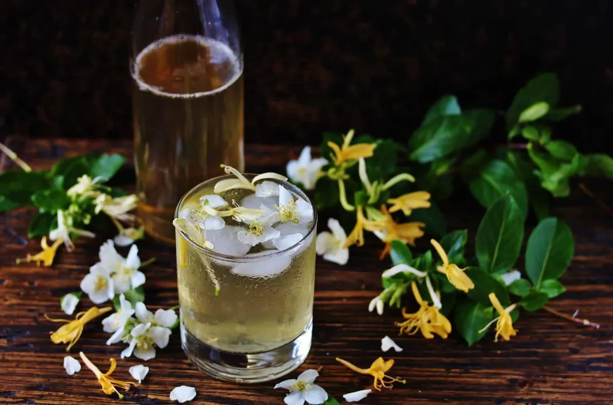 Edible Flowers for Cocktails: Rose, Hibiscus, & More