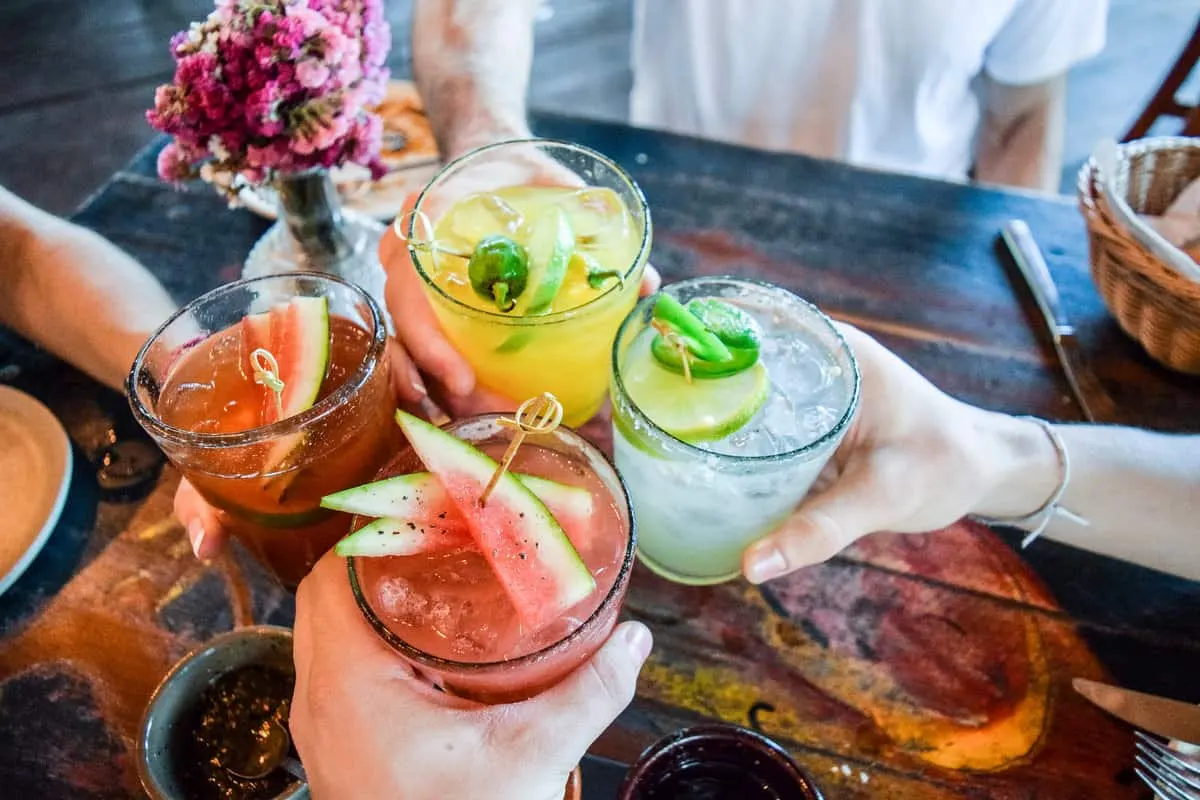 What time should a cocktail party start
