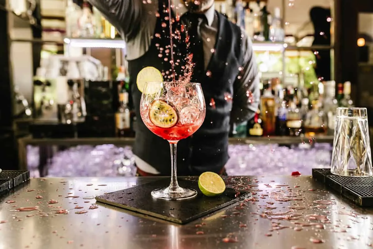 What Time Should a Cocktail Party Start?